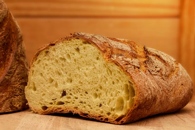 Détail de la mie et de la croûte d’une tranche de pain